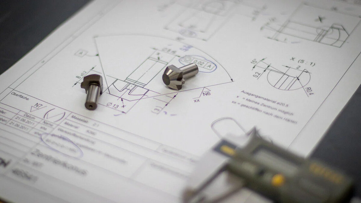 Schéma technique détaillé de la production de lames de rasoir montrant les angles de coupe et le processus de fabrication des lames de rasage de précision.